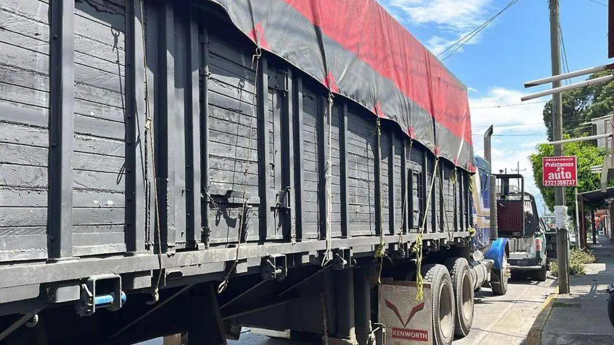 Rescatan a más de 300 migrantes transportados en camiones de carga en Veracruz